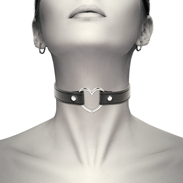 COQUETTE CHIC DESIRE - HALSBAND I VEGANSKT LÄDER FÖR KVINNOR MED HJÄRTA SOM ACCESSOAR