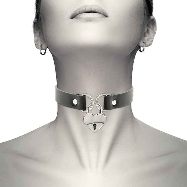 COQUETTE CHIC DESIRE - HALSBAND I VEGANLÄDER MED HJÄRTFORMAD NYCKELBERLOCK